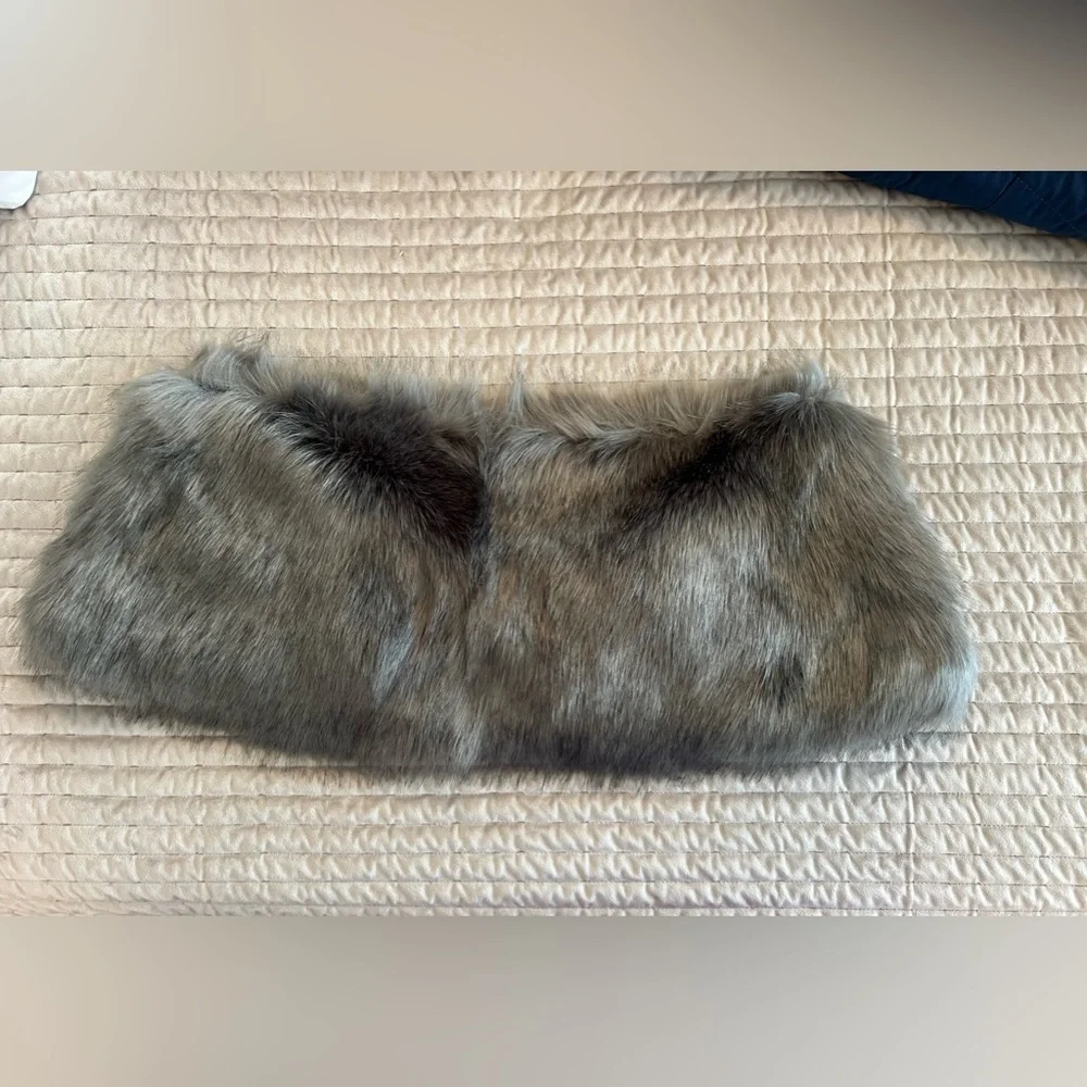 NWT Grey Faux Fur Shaw - Picture 4 of 6